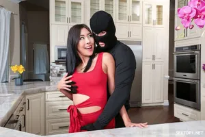Bạn của chị gái đến trú mưa trong tình trạng ướt sủng