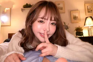 Tôi sắp quan hệ tình dục với một cô gái năm nhất đeo kính. Đừng chụp ảnh mặt cô ấy vì tôi sợ bạn trai tôi sẽ nhìn thấy.