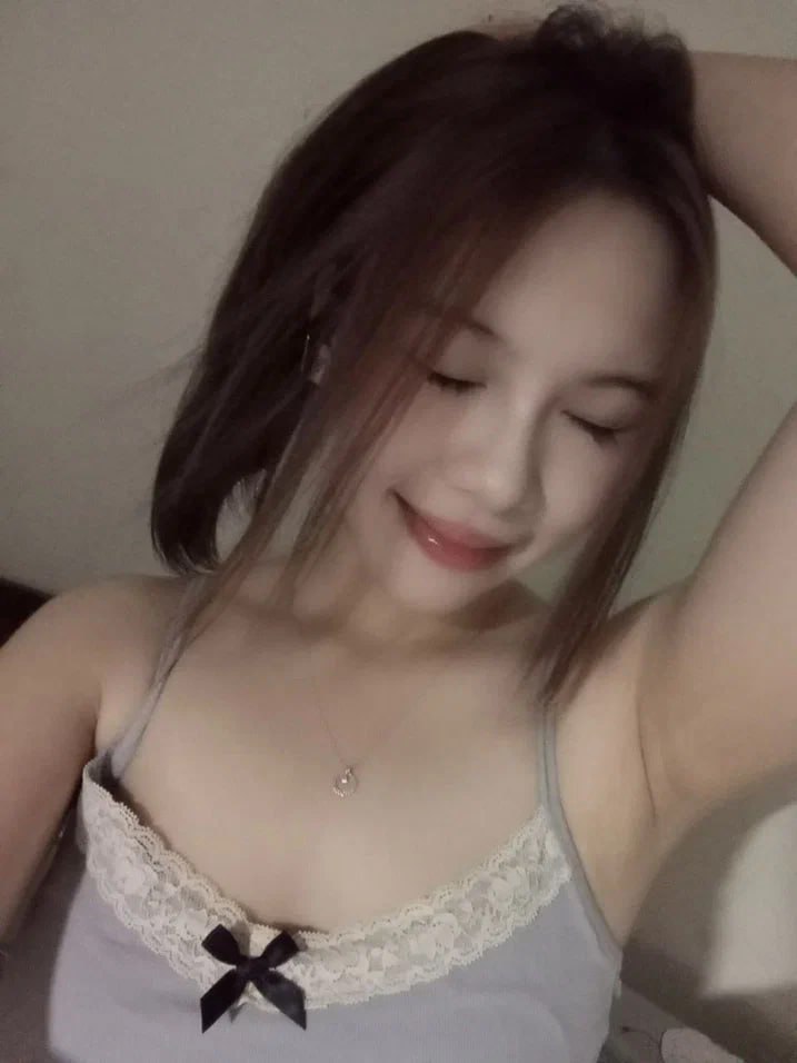 Em bạn gái cũ đột nhiên đến nhà xin làm 1 nháy