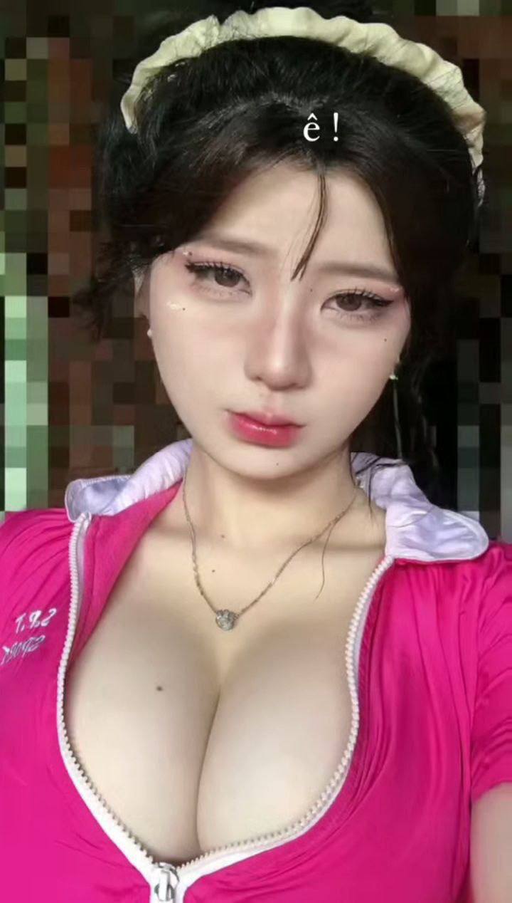 Anh hói buồi to nện cháy máy cô em hàng múp đang nứng